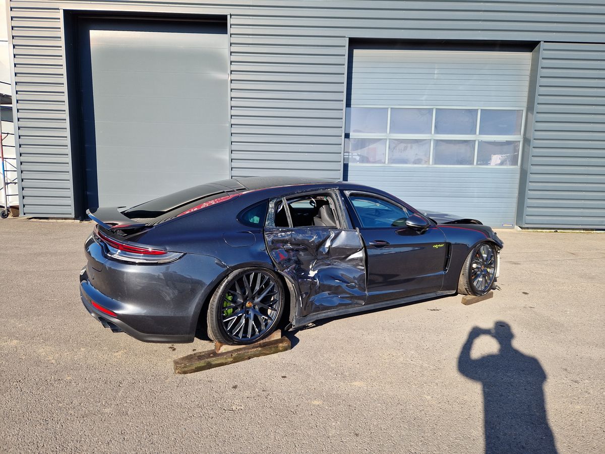 PORSCHE PANAMERA E-HYBRID ACCIDENTEE
