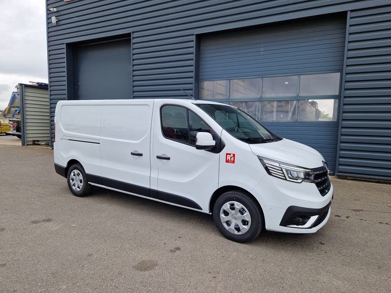 RENAULT TRAFIC L2H1 RED 150 BVA